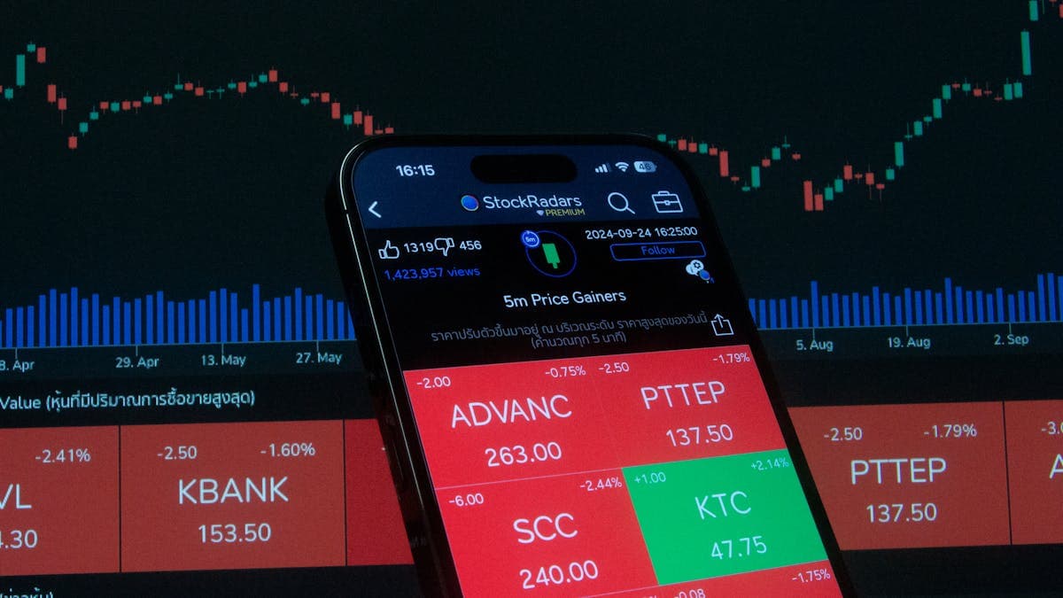Bitcoin's Comeback Engine: $1.47 Billion in ETF Inflows While Whales Quietly Stack 270K BTC